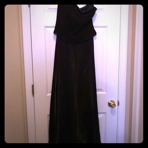 Long sleeveless black dress